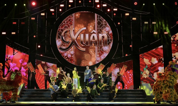 Quang Linh hát 'Người đến từ Triều Châu' mừng 'Đêm hội Nguyên tiêu' Quang Linh hát 'Người đến từ Triều Châu' mừng 'Đêm hội Nguyên tiêu'