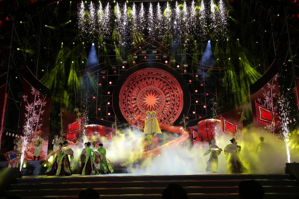 Quang Linh hát 'Người đến từ Triều Châu' mừng 'Đêm hội Nguyên tiêu' Quang Linh hát 'Người đến từ Triều Châu' mừng 'Đêm hội Nguyên tiêu'