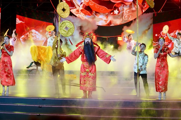 Quang Linh hát 'Người đến từ Triều Châu' mừng 'Đêm hội Nguyên tiêu' Quang Linh hát 'Người đến từ Triều Châu' mừng 'Đêm hội Nguyên tiêu'