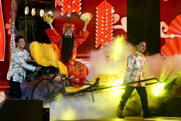 Quang Linh hát 'Người đến từ Triều Châu' mừng 'Đêm hội Nguyên tiêu' Quang Linh hát 'Người đến từ Triều Châu' mừng 'Đêm hội Nguyên tiêu'