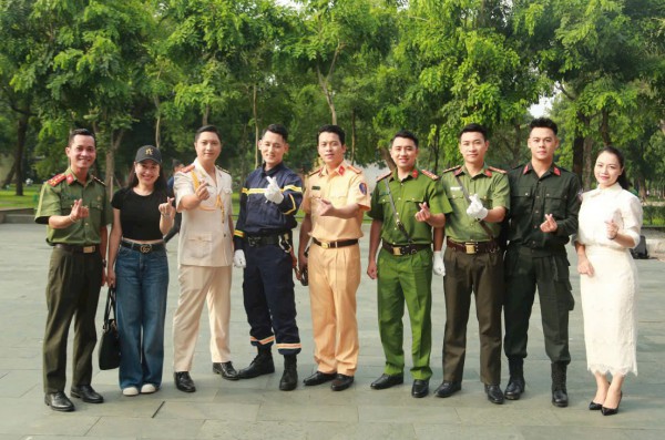Ra mắt MV 'Công an Hà Nội trong trái tim tôi - CAHN in my heart' Ra mắt MV 'Công an Hà Nội trong trái tim tôi - CAHN in my heart'