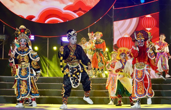 Rực rỡ 'Đêm hội Nguyên tiêu': Múa rồng 68m, 1.200 diễn viên diễu hành Rực rỡ 'Đêm hội Nguyên tiêu': Múa rồng 68m, 1.200 diễn viên diễu hành