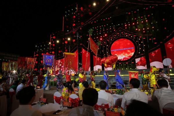 Rực rỡ 'Đêm hội Nguyên tiêu': Múa rồng 68m, 1.200 diễn viên diễu hành Rực rỡ 'Đêm hội Nguyên tiêu': Múa rồng 68m, 1.200 diễn viên diễu hành