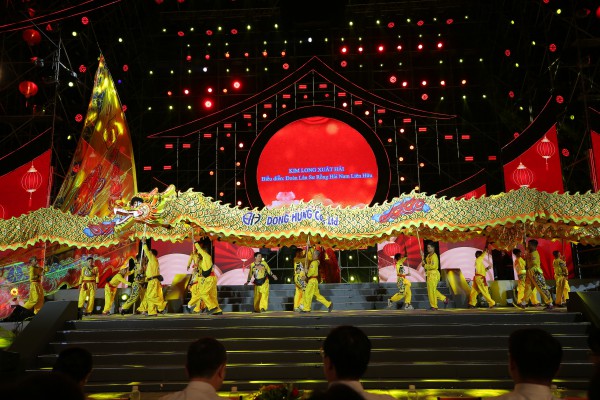 Rực rỡ 'Đêm hội Nguyên tiêu': Múa rồng 68m, 1.200 diễn viên diễu hành Rực rỡ 'Đêm hội Nguyên tiêu': Múa rồng 68m, 1.200 diễn viên diễu hành