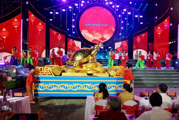 Rực rỡ 'Đêm hội Nguyên tiêu': Múa rồng 68m, 1.200 diễn viên diễu hành Rực rỡ 'Đêm hội Nguyên tiêu': Múa rồng 68m, 1.200 diễn viên diễu hành