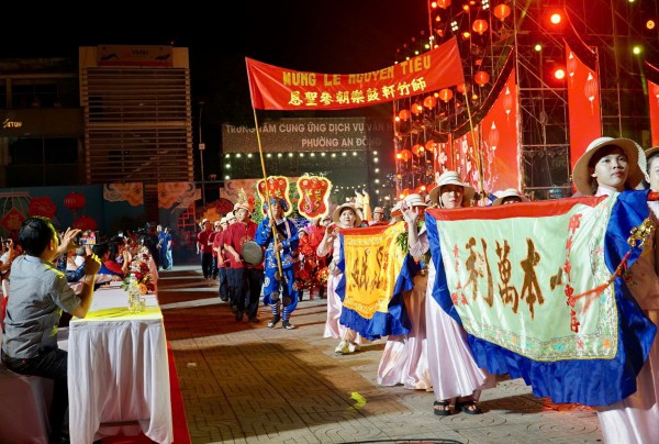 Rực rỡ 'Đêm hội Nguyên tiêu': Múa rồng 68m, 1.200 diễn viên diễu hành Rực rỡ 'Đêm hội Nguyên tiêu': Múa rồng 68m, 1.200 diễn viên diễu hành