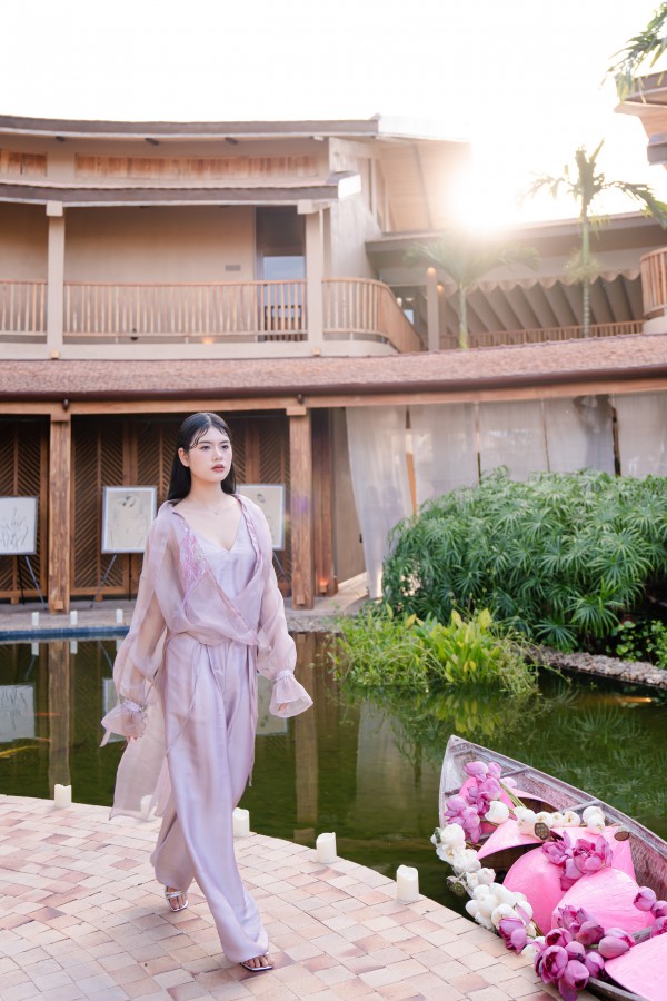Sen - hành trình hội họa thơ mộng trên nền lụa và giấy dó Sen - hành trình hội họa thơ mộng trên nền lụa và giấy dó