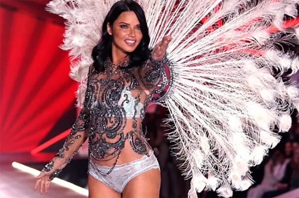 Siêu mẫu Adriana Lima trở lại sàn diễn Victoria's Secret