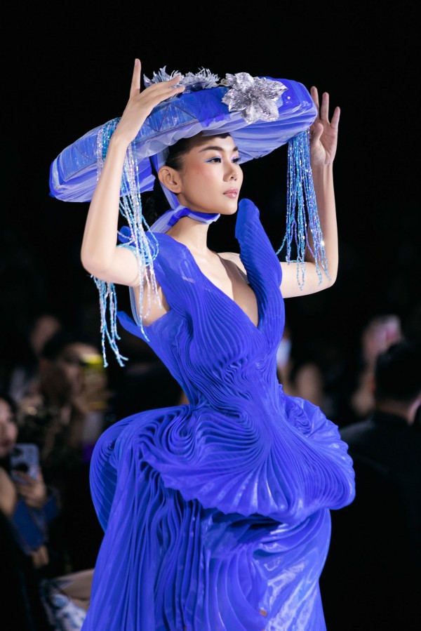 Siêu mẫu Thanh Hằng giữ vững vị thế trên sàn catwalk sau 21 năm