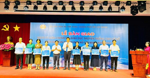 Sở VH-TT TP.HCM 'lì xì' sách mừng năm mới Sở VH-TT TP.HCM 'lì xì' sách mừng năm mới