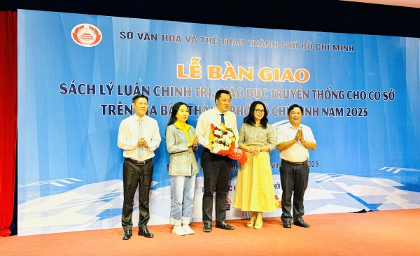 Sở VH-TT TP.HCM 'lì xì' sách mừng năm mới Sở VH-TT TP.HCM 'lì xì' sách mừng năm mới