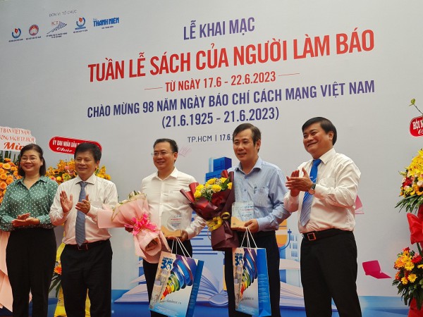 Sôi nổi ngày khai mạc 