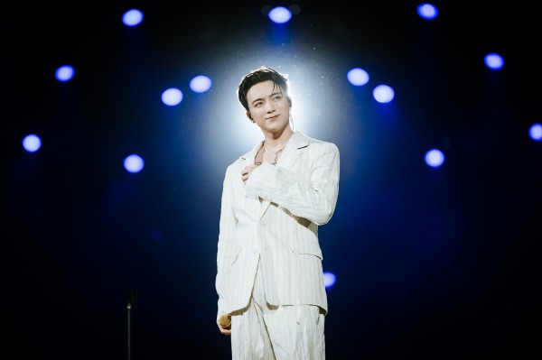 Soobin cháy hết mình trong concert, cùng fan quyên góp hơn 1,2 tỉ đồng cho miền Trung Soobin cháy hết mình trong concert, cùng fan quyên góp hơn 1,2 tỉ đồng cho miền Trung