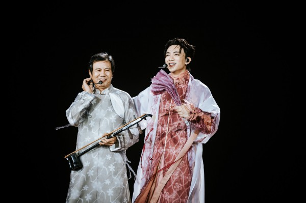 Soobin cháy hết mình trong concert, cùng fan quyên góp hơn 1,2 tỉ đồng cho miền Trung Soobin cháy hết mình trong concert, cùng fan quyên góp hơn 1,2 tỉ đồng cho miền Trung