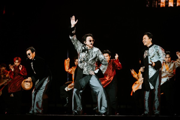 Soobin cháy hết mình trong concert, cùng fan quyên góp hơn 1,2 tỉ đồng cho miền Trung Soobin cháy hết mình trong concert, cùng fan quyên góp hơn 1,2 tỉ đồng cho miền Trung