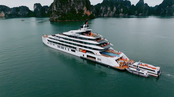 Tàu du lịch khổng lồ 'zoom' vào di sản vịnh Hạ Long