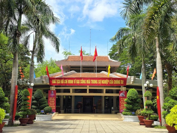 Tháng 5 về Long Đức, nghe kể chuyện giữ đền thờ Bác