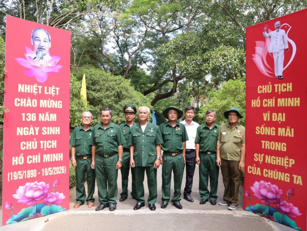Tháng 5 về Long Đức, nghe kể chuyện giữ đền thờ Bác