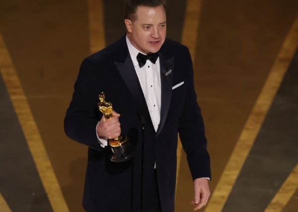 Tranh cãi vì ban tổ chức giải Oscar hỏi về chuyện đồng tính