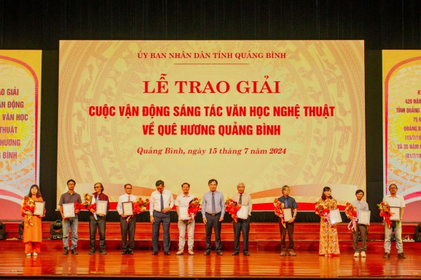 Trao giải thưởng văn học nghệ thuật kỷ niệm 420 năm hình thành tỉnh Quảng Bình
