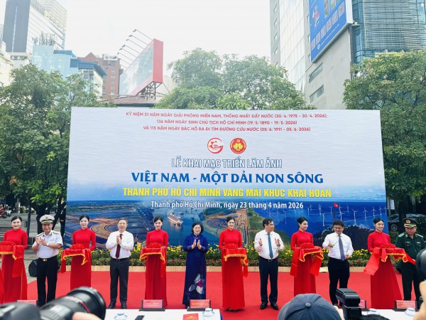 Triển lãm ảnh 'Việt Nam - một dải non sông' tại TP.HCM