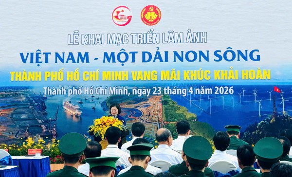 Triển lãm ảnh 'Việt Nam - một dải non sông' tại TP.HCM