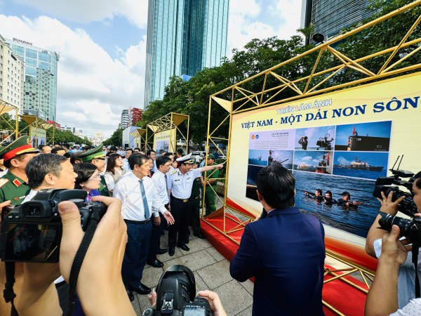 Triển lãm ảnh 'Việt Nam - một dải non sông' tại TP.HCM