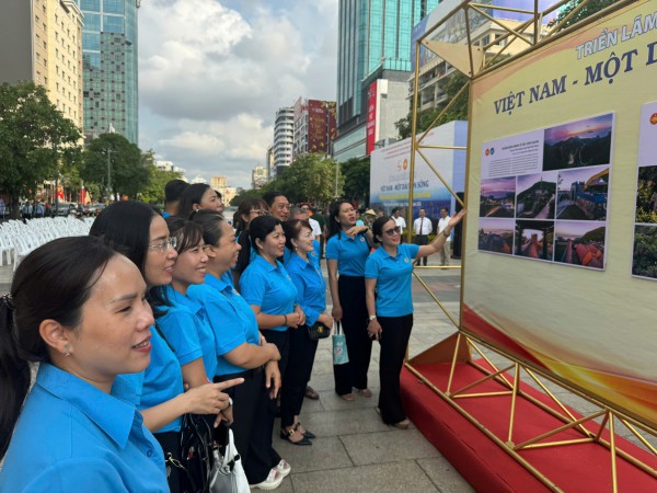 Triển lãm ảnh 'Việt Nam - một dải non sông' tại TP.HCM