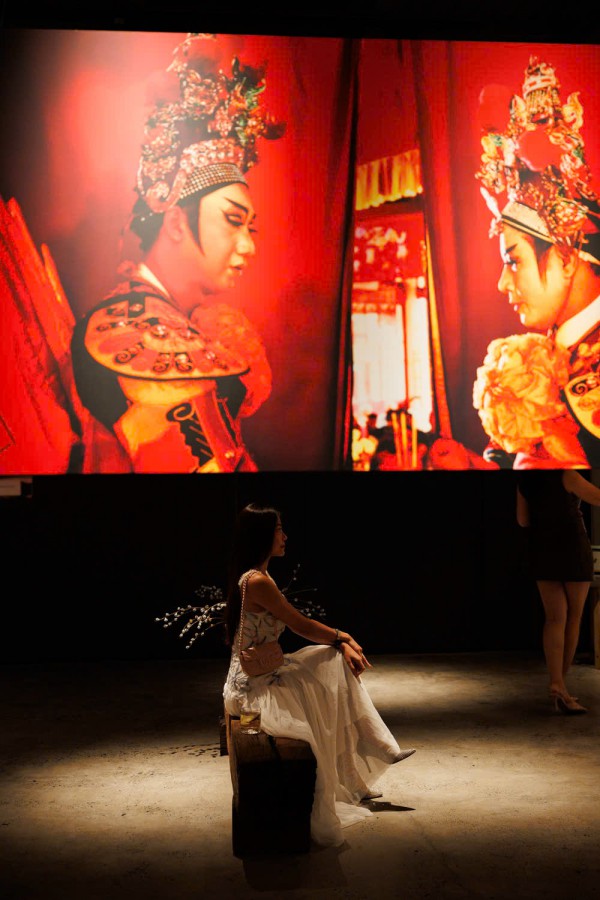 Triển lãm 'Đỏ' độc đáo của ba nhiếp ảnh gia