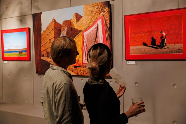 Triển lãm 'Đỏ' độc đáo của ba nhiếp ảnh gia