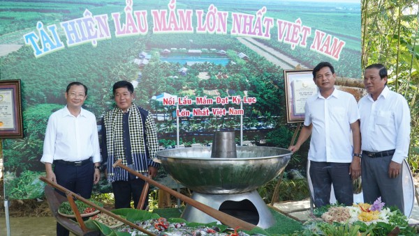 Trình diễn chế biến lẩu mắm lớn nhất Việt Nam tại ngày hội 'Hương rừng U minh' Trình diễn chế biến lẩu mắm lớn nhất Việt Nam tại ngày hội 'Hương rừng U minh'