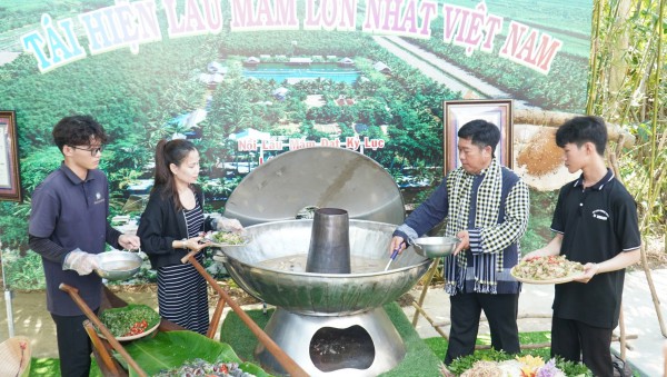 Trình diễn chế biến lẩu mắm lớn nhất Việt Nam tại ngày hội 'Hương rừng U minh' Trình diễn chế biến lẩu mắm lớn nhất Việt Nam tại ngày hội 'Hương rừng U minh'