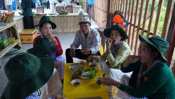 Trình diễn chế biến lẩu mắm lớn nhất Việt Nam tại ngày hội 'Hương rừng U minh' Trình diễn chế biến lẩu mắm lớn nhất Việt Nam tại ngày hội 'Hương rừng U minh'