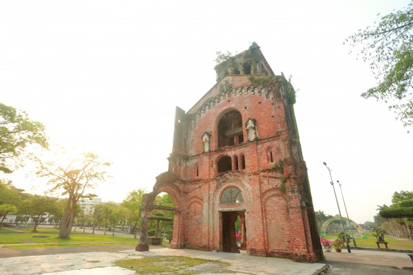 Từ tháp chuông trăm tuổi đến vương cung thánh đường lớn nhất Việt Nam Từ tháp chuông trăm tuổi đến vương cung thánh đường lớn nhất Việt Nam