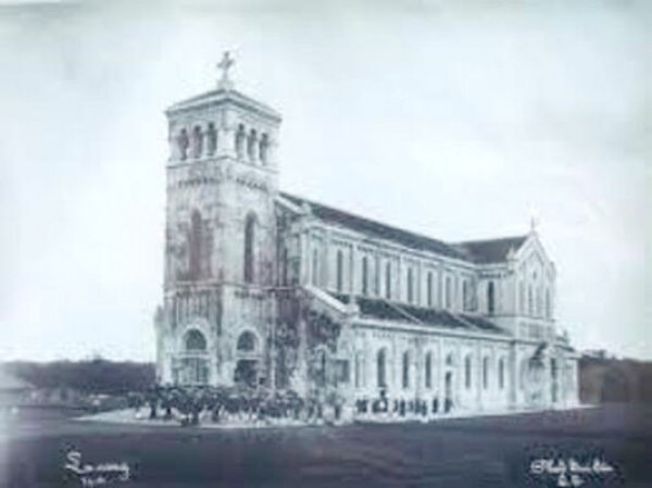 Từ tháp chuông trăm tuổi đến vương cung thánh đường lớn nhất Việt Nam Từ tháp chuông trăm tuổi đến vương cung thánh đường lớn nhất Việt Nam