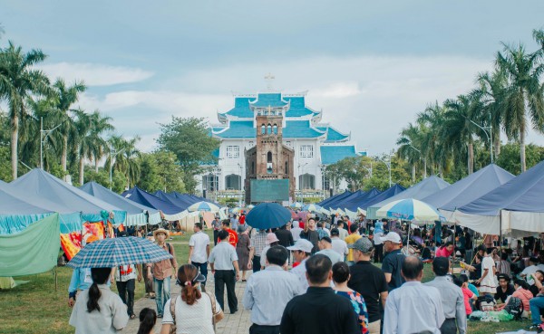 Từ tháp chuông trăm tuổi đến vương cung thánh đường lớn nhất Việt Nam Từ tháp chuông trăm tuổi đến vương cung thánh đường lớn nhất Việt Nam