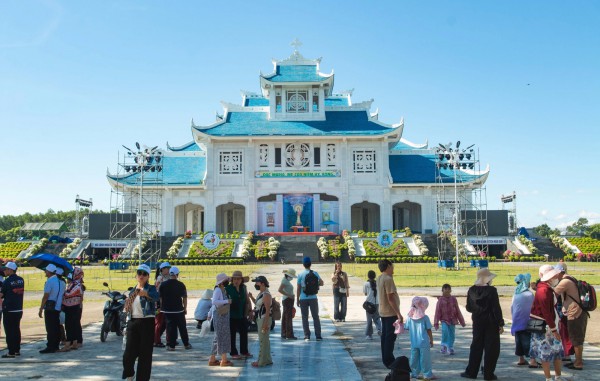 Từ tháp chuông trăm tuổi đến vương cung thánh đường lớn nhất Việt Nam Từ tháp chuông trăm tuổi đến vương cung thánh đường lớn nhất Việt Nam