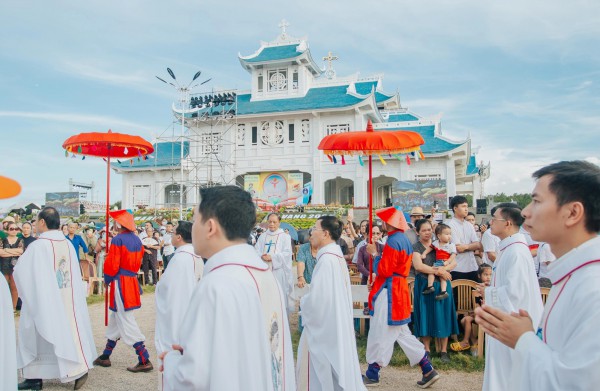 Từ tháp chuông trăm tuổi đến vương cung thánh đường lớn nhất Việt Nam Từ tháp chuông trăm tuổi đến vương cung thánh đường lớn nhất Việt Nam