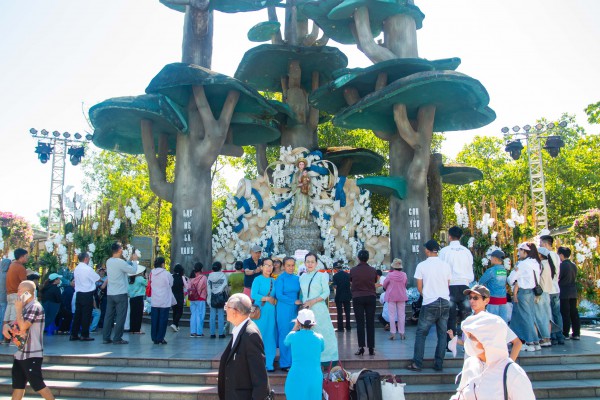 Từ tháp chuông trăm tuổi đến vương cung thánh đường lớn nhất Việt Nam Từ tháp chuông trăm tuổi đến vương cung thánh đường lớn nhất Việt Nam