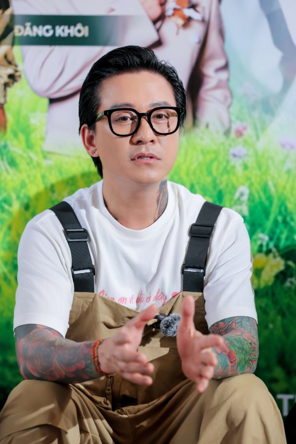 Tuấn Hưng 'cày' hết sức cho show diễn với các 'anh trai chông gai'