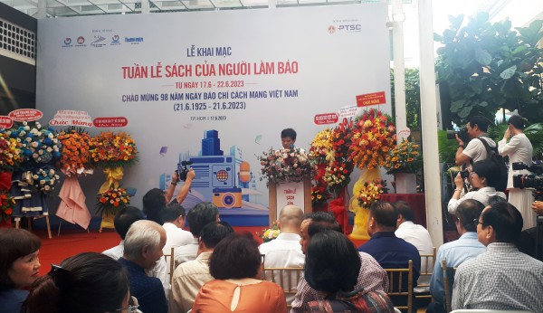 Tuần lễ Sách của người làm báo: Nhà báo "đi trên dây" khi sáng tác