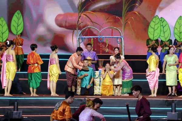 Tưng bừng Lễ hội Oóc Om Bóc - đua ghe ngo TP.Cần Thơ Tưng bừng Lễ hội Oóc Om Bóc - đua ghe ngo TP.Cần Thơ