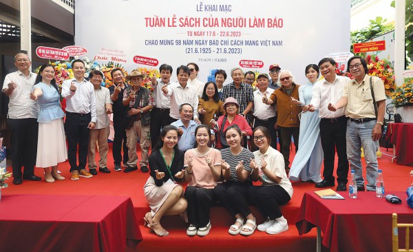 Tưng bừng Tuần lễ Sách của người làm báo