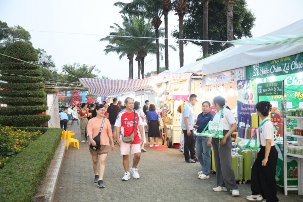 Tưng bừng khai hội 'Sống xanh - Ẩm thực chay' Tưng bừng khai hội 'Sống xanh - Ẩm thực chay'