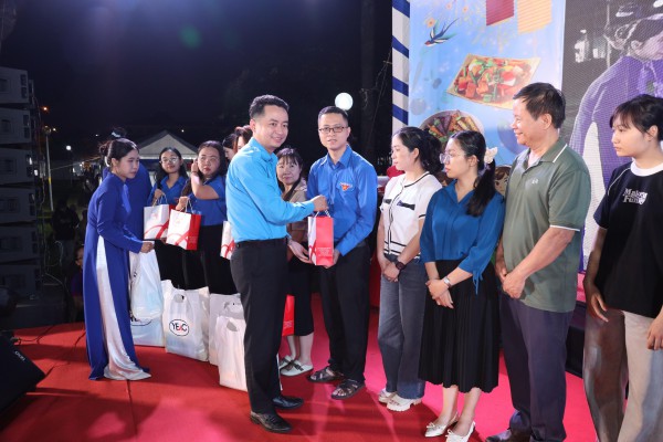 Tưng bừng khai hội 'Sống xanh - Ẩm thực chay' Tưng bừng khai hội 'Sống xanh - Ẩm thực chay'