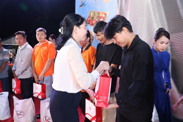 Tưng bừng khai hội 'Sống xanh - Ẩm thực chay' Tưng bừng khai hội 'Sống xanh - Ẩm thực chay'