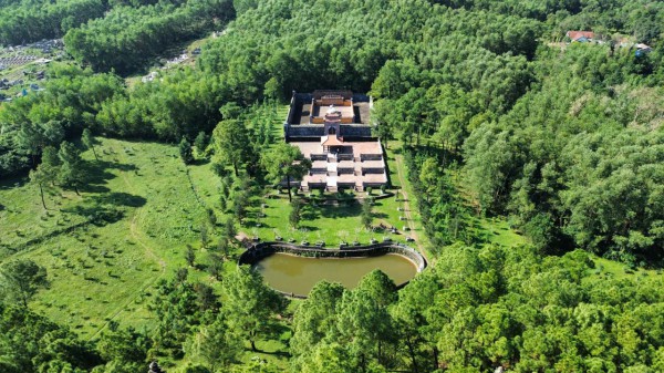 UBND TP.Huế ra thời hạn tháo dỡ công trình 'lạ' trong lăng hoàng thái hậu Từ Dũ