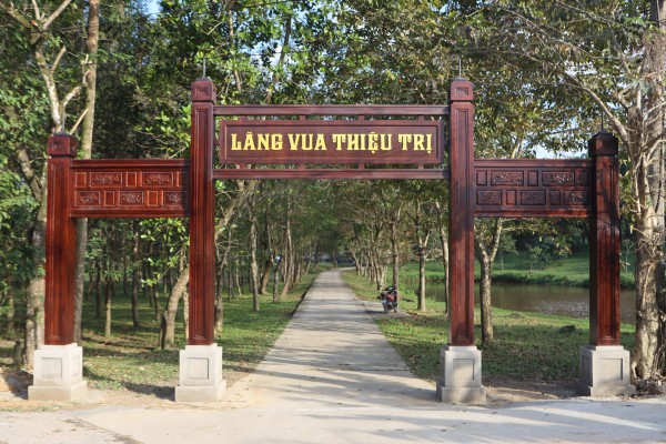 UBND TP.Huế ra thời hạn tháo dỡ công trình 'lạ' trong lăng hoàng thái hậu Từ Dũ