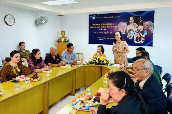 Văn nghệ sĩ kể chuyện viết về Bác