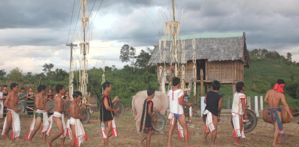 Vật thiêng của làng: Thần ngà voi của người Rơ Mâm Vật thiêng của làng: Thần ngà voi của người Rơ Mâm